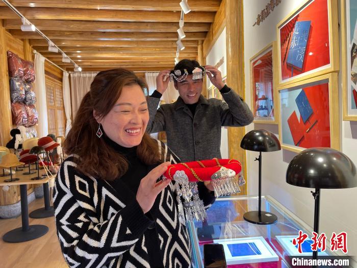 資料圖：鐘麗眉展示文創(chuàng)產(chǎn)品?！×执阂?攝