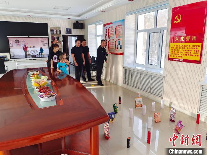 圖為恩和哈達(dá)邊境派出所民警和家屬玩套圈?！《骱凸_(dá)邊境派出所供圖