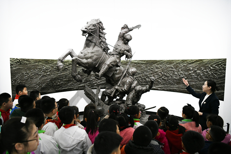 2019年4月4日，在東北烈士紀念館，學(xué)生們在聽講解員講解。